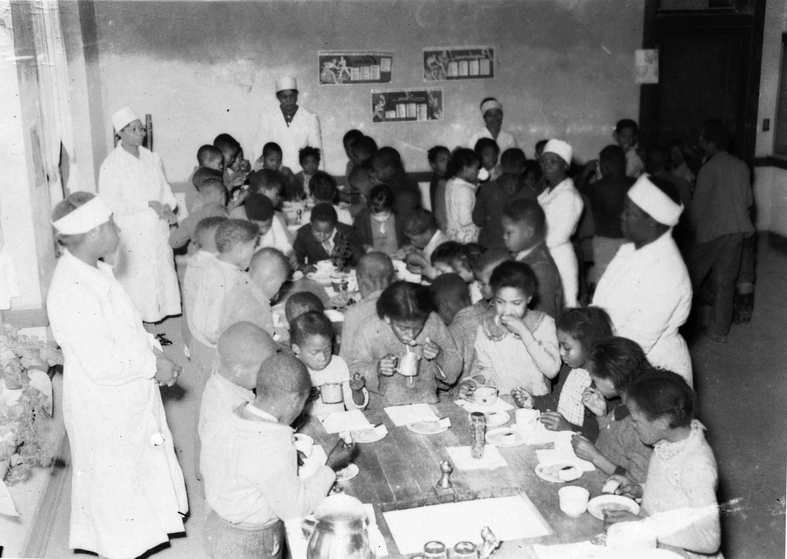 WPA workers serving lunch to school children – NAI: 175739349