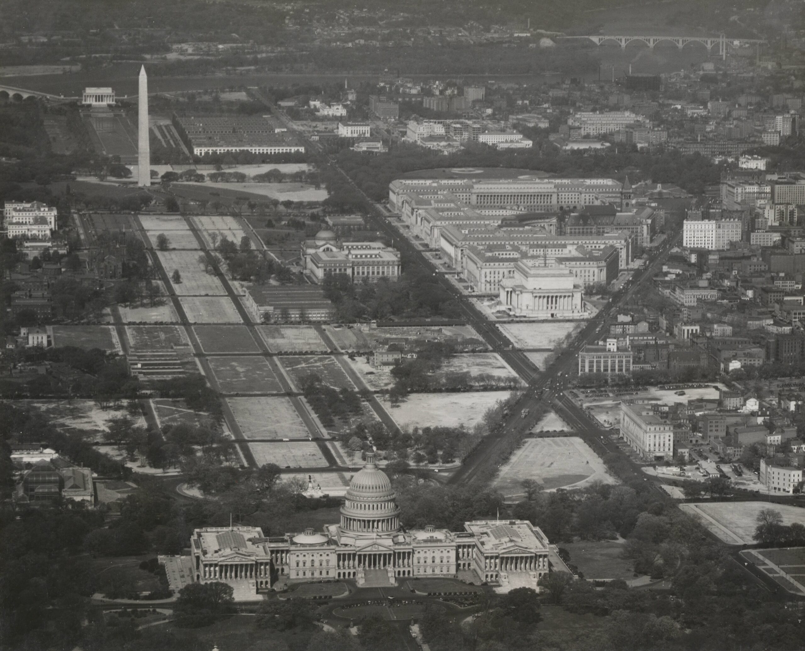 Aerial photograph of the Federal Triangle - NAI: 3493231