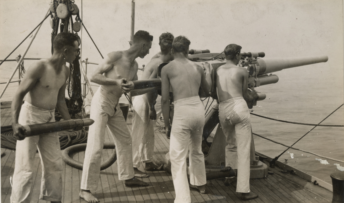 Merchant Marine, Miscellaneous Training - A class in gunnery receiving instruction in manning the weapons – National Archives Identifier: 45499894