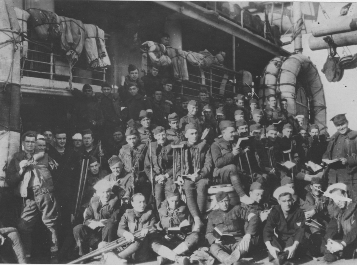 Wounded American soldiers on a U.S.A. – Transport returning to the United States are well supplied with literature of all kinds by the A.L.A – National Archives Identifier: 20801714