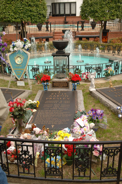 Elvis’s grave at Graceland